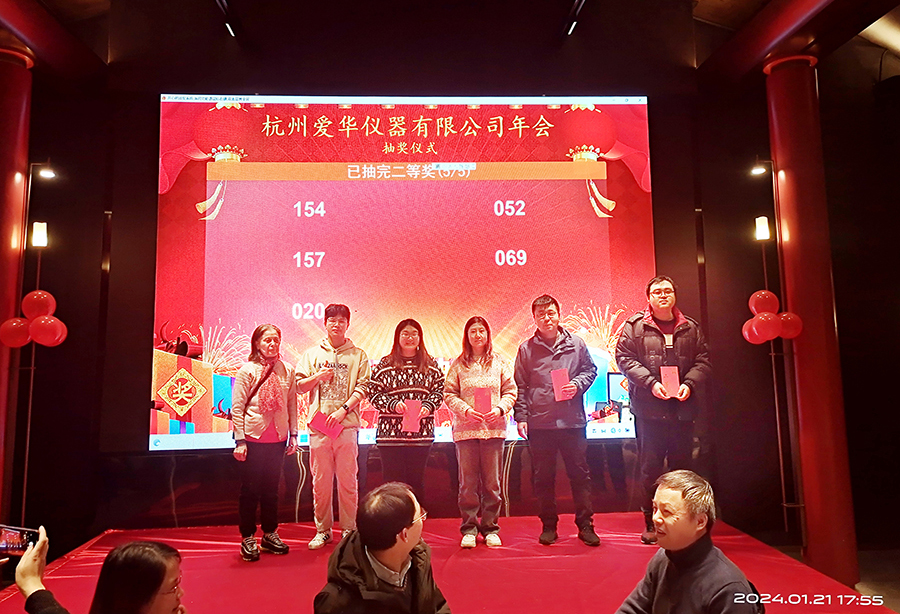 二等獎(jiǎng)合影.jpg